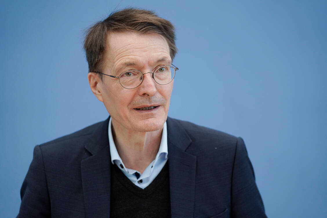 Bundesgesundheitsminister Prof. Karl Lauterbach (SPD) rechnet im Herbst mit den neuen Impfstoffen. / Foto: IMAGO/Political-Moments