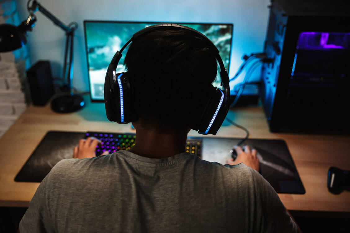 Nur etwa 3 Prozent der Jugendlichen und Erwachsenen, die Computerspiele nutzen, zeigen ein Suchtverhalten. Die allermeisten Menschen haben ihren Konsum im Griff. / Foto: Adobe Stock/Drobot Dean