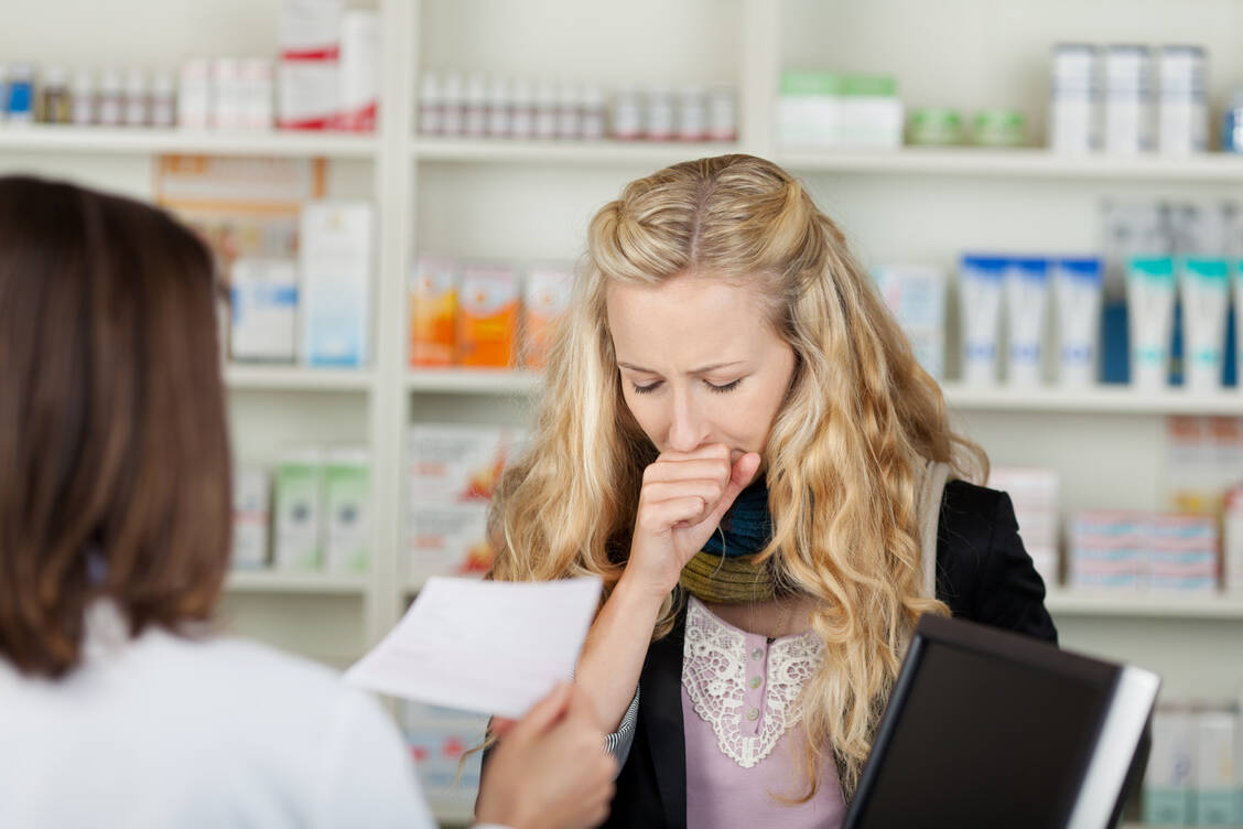 Wer künftig in einer englischen Vor-Ort-Apotheke über Husten klagt, den darf der Apotheker direkt zur Untersuchung schicken. / Foto: Adobe Stock/ contrastwerkstatt
