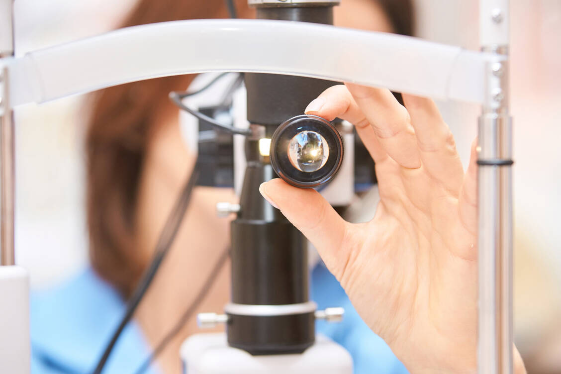 Aderhautmelanome sind selten. Erkannt werden sie häufig zufällig beim Augenarztbesuch. Viele Betroffene haben zum Zeitpunkt der Diagnose noch gar keine Symptome. / Foto: Adobe Stock/elenavolf