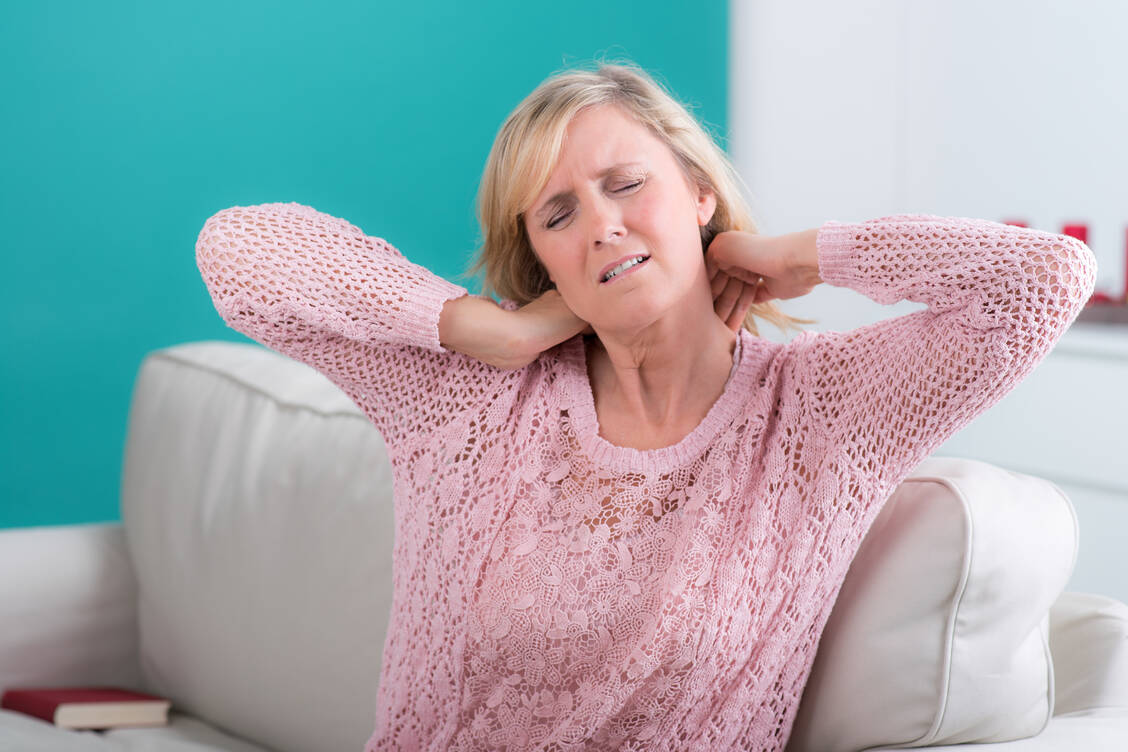 Nackenschmerzen in den Wechseljahren können durch den Estrogenmangel ausgelöst sein. / Foto: Adobe Stock/Racle Fotodesign