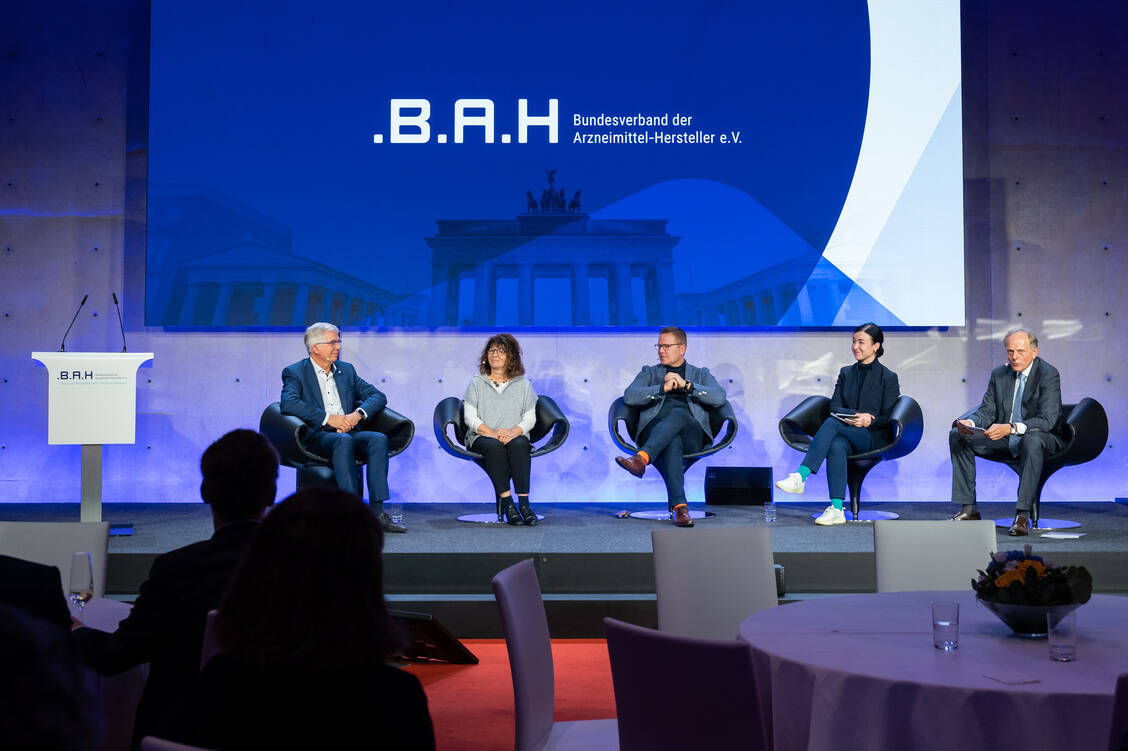 Diskutierten am Dienstagabend über das GKV-Spargesetz (von links): Prof. Andrew Ullmann (FDP), Martina Stamm-Fibich (SPD), Tino Sorge (CDU), Paula Piechotta (Grüne) und BAH-Hauptgeschäftsführer Hubertus Cranz. / Foto: BAH/Pietschmann