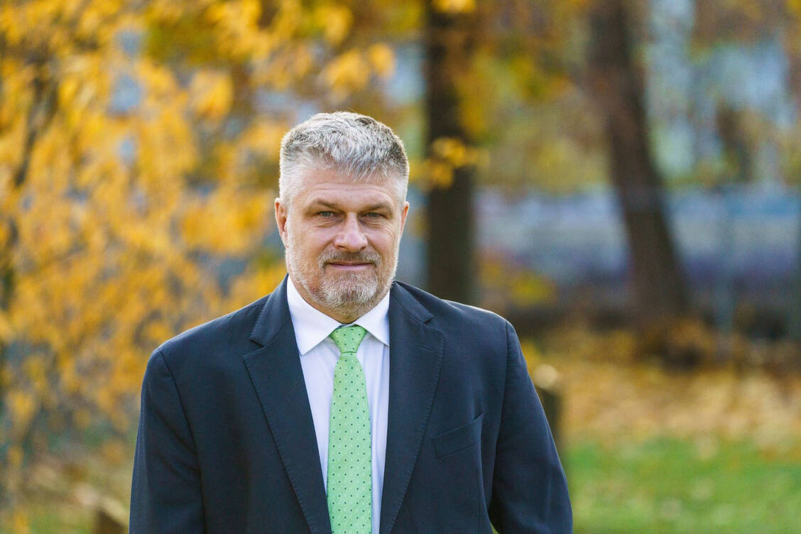 DAV-Chef Thomas Dittrich wirbt bei Apothekenkunden für die neue Leistung der Grippeschutzimpfungen in Apotheken. / Foto: SAV/Martin Jehnichen