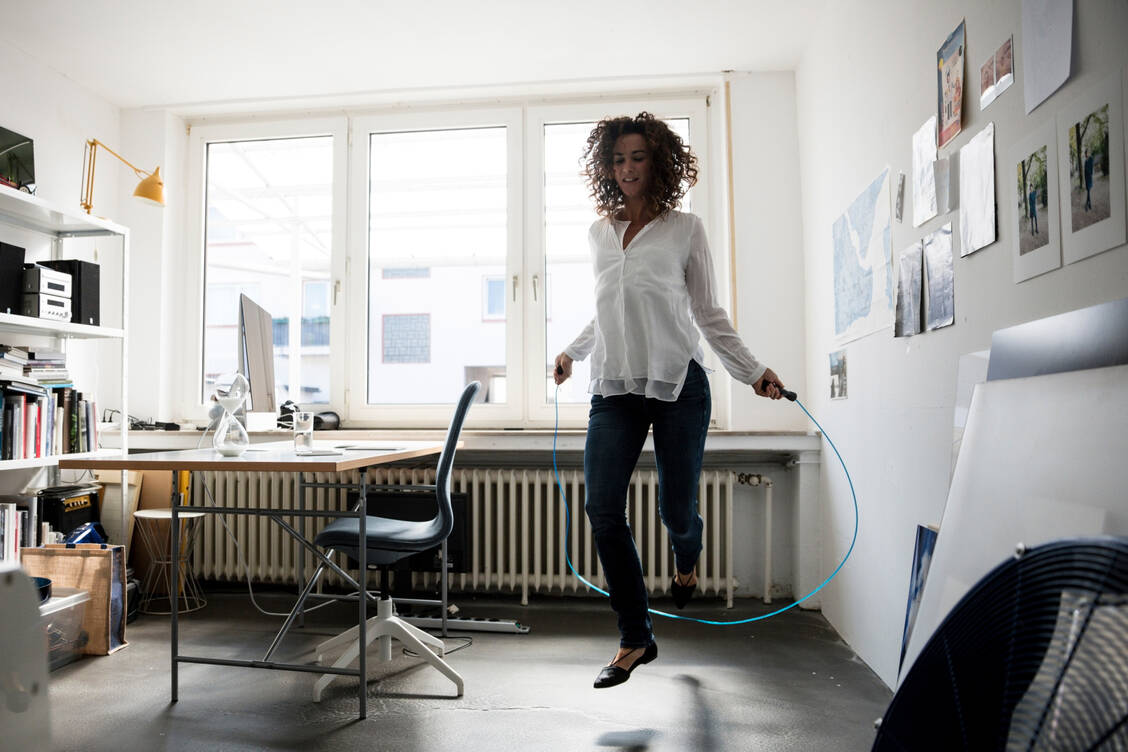 42 Prozent aller Beschäftigten arbeiten einer TK-Umfrage zufolge überwiegend im Sitzen – sie sollten ihre Pausen aktiv gestalten. / Foto: Getty Images/Westend61/Robijn Page