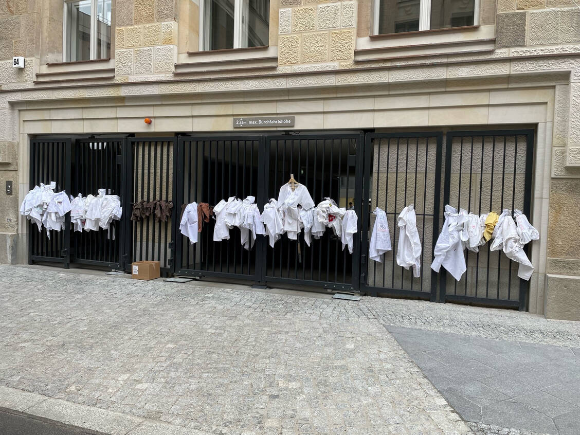 Die Protestierenden hängten die beschrifteten Kittel an den Zaun des BMG-Gebäudes in der Mauerstraße. / Foto: Freie Apothekerschaft