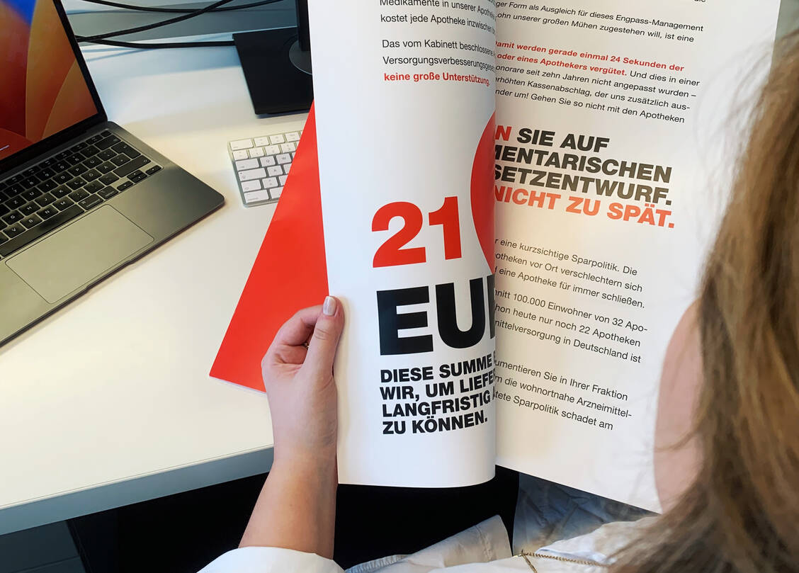 Protestbrief im Großformat: Bundestagsabgeordnete haben heute einen XXL-Brief der ABDA per Hauspost zugesandt bekommen. Darin fordert die Bundesvereinigung Nachbesserungen beim Lieferengpassgesetz. / Foto: ABDA