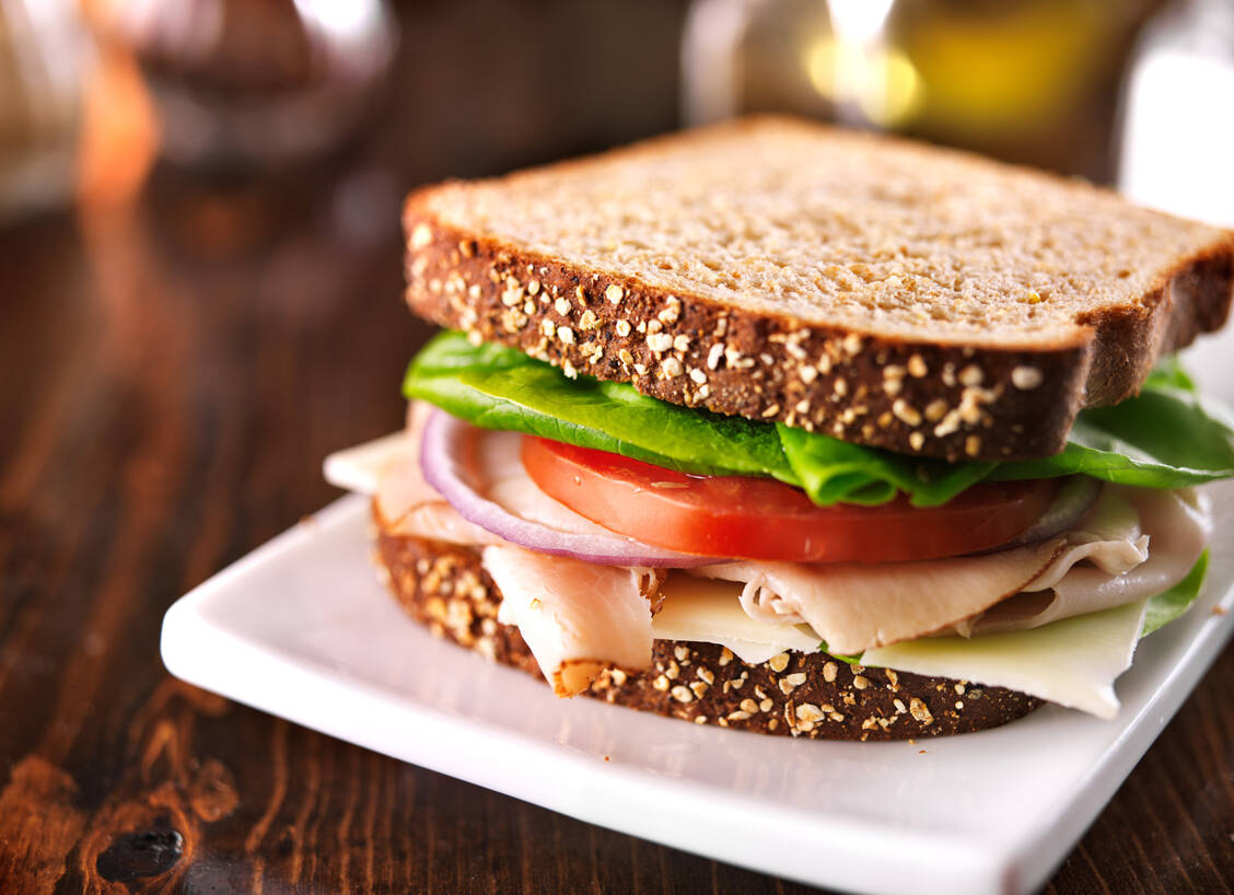 Bei einem Sandwich ist oben und unten Brot – bei einem Faktensandwich sind es wissenschaftliche Tatsachen. / Foto: Adobe Stock/Joshua Resnick