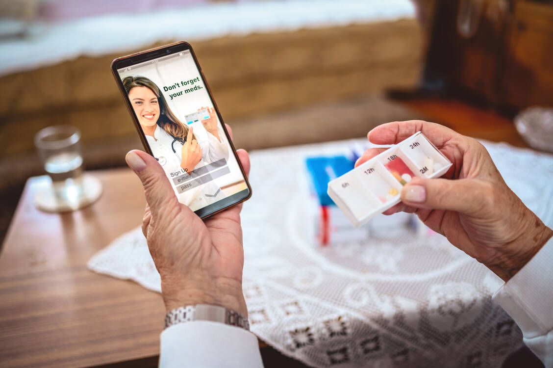 Vielen Patienten hilft es, wenn die Medikation gestellt wird, beispielsweise in Dosetten. Mittlerweile gibt es auch verschiedene Apps, die an die Einnahmezeitpunkte erinnern. Grundsätzlich sollten die Einnahmezeitpunkte möglichst minimiert werden. / Foto: Getty Images/bluecinema