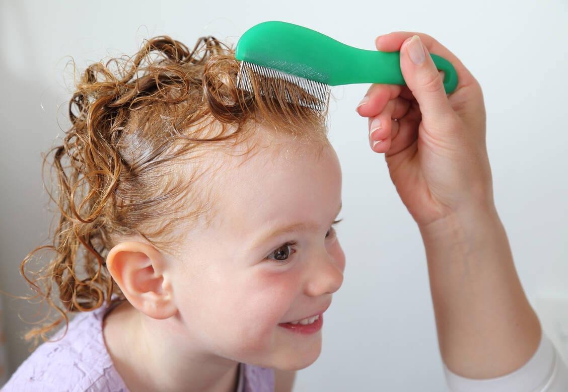 Für die nächsten drei Jahre erstatten die Krankenkassen das Läusespray, das bei Kindern und Jugendlichen bis zum 18. Lebensjahr eingesetzt wird. / Foto: Adobe Stock/RioPatuca Images