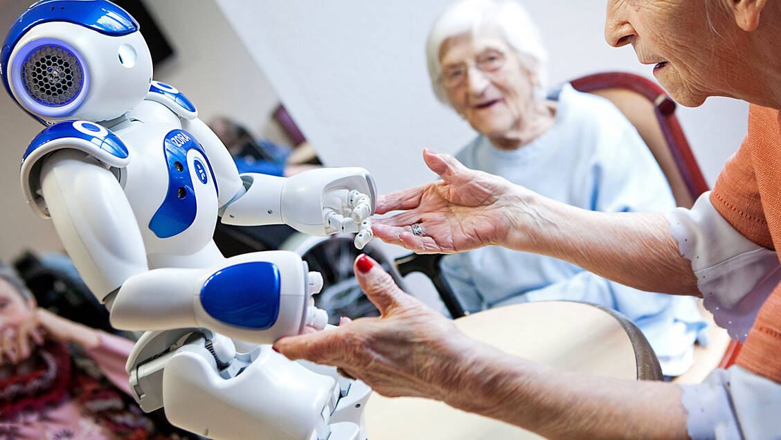 Einsatz im Seniorenheim: der humanoide Nao-Roboter »Zora« / Foto: Your Photo Today