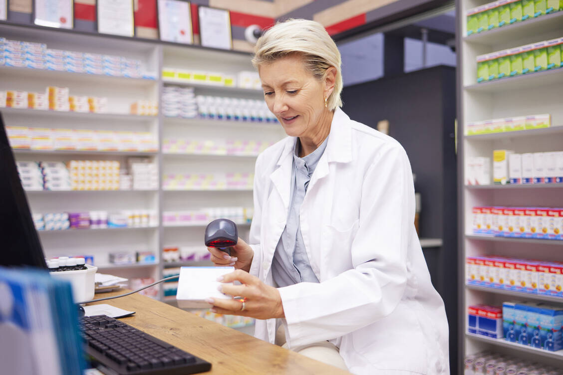 Besteht beim Scannen einer Schachtel Fälschungsverdacht, müssen die Apotheken eine strikte Vorgehensweise einhalten und dokumentieren. / © Adobe Stock/peopleimages.com