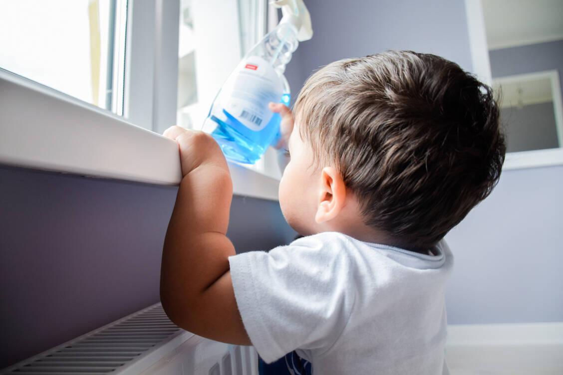 Seit der Coronavirus-Pandemie kommt es häufiger zur ungewollten Aufnahme von Hygiene-Produkten durch Kinder. Besonders Desinfektionsmittel sind der Grund für einen Anruf beim Giftnotruf. Denn diese sind in Haushalten aktuell sehr viel präsenter als früher.  / Foto: Adobe Stock / ruslanita