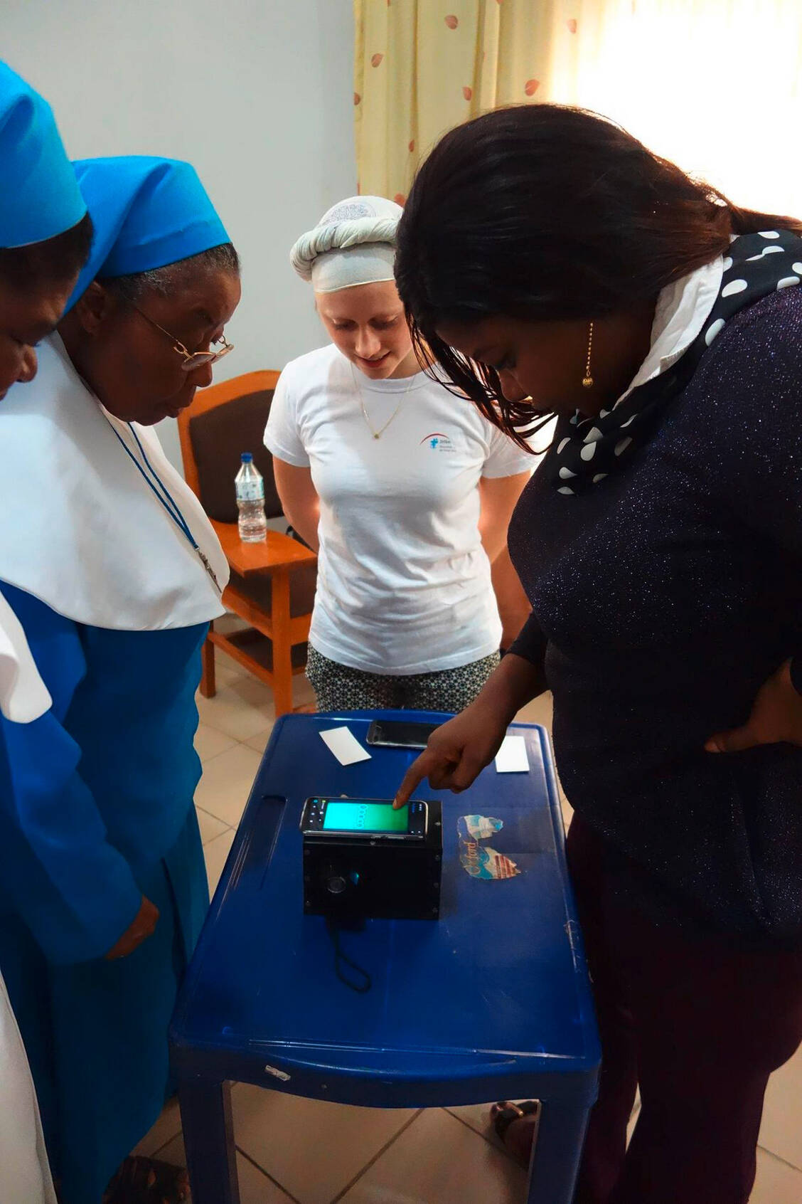 Die Tübinger Apothekerin Gesa Gnegel bildet afrikanische kirchliche Mitarbeiterinnen in der in der Arzneimitteluntersuchung mit dem Minilab aus. / Foto: Uni Tübingen/Lutz Heide