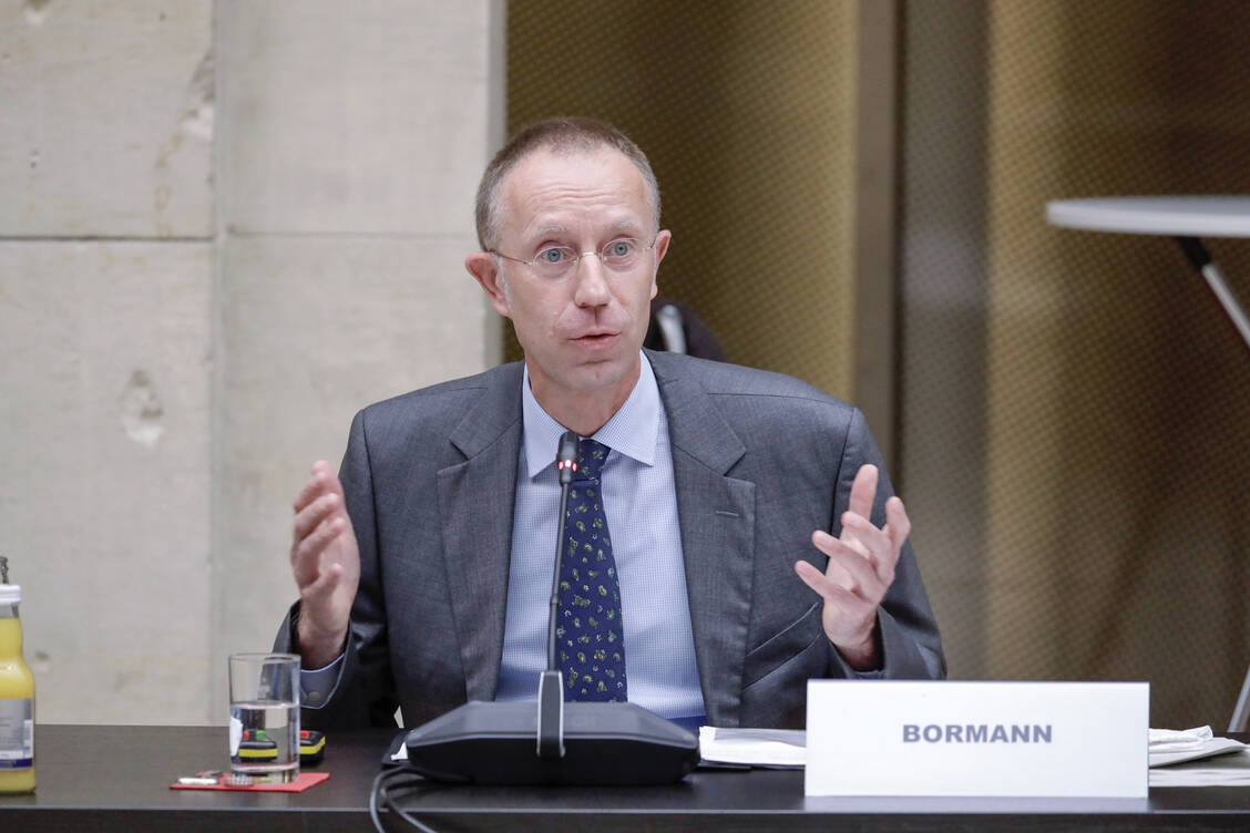 Der Zugang zu einer  Covid-19-Impfung muss aufgrund knapper Verfügbarkeit von Impfstoffen streng geregelt werden. Professor Dr. Fanz-Josef Bormann vom Deutschen Ethikrat (Archivbild) hält die Vulnerabilität einer Personengruppe für ein erstrangiges Kriterium für die Priorisierung. / Foto: Reiner Zensen, Deutscher Ethikrat