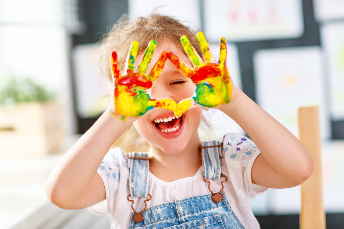 Überhaupt nicht kindisch: Sich kreativ auszuleben wirkt sich in jedem Lebensalter positiv auf die Gesundheit aus. / Foto: Adobe Stock/Evgeny Atamanenko