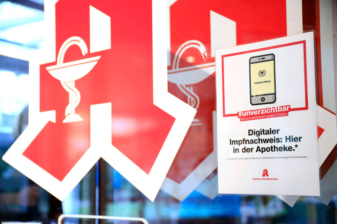 Die digitalen Impfzertifikate bleiben für die Apotheken ein Ärgernis. Nach dem einwöchigen Shutdown des Portalmoduls, müssen sich die Pharmazeuten mit weiteren Ausfällen der Ausstellungsfunktion herumschlagen. / Foto: imago images/Future Image