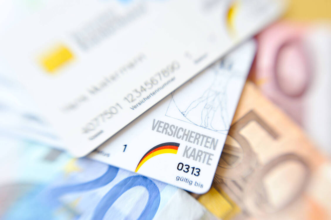 Krankenkassen müssen ihre Versicherten nicht mehr schriftlich  darüber informieren, wenn sie ihre Zusatzbeiträge erhöhen. / © IMAGO/Niehoff