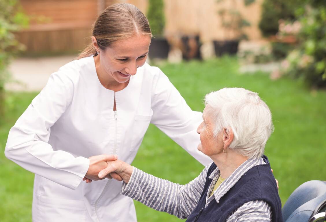 Neben Beratungen zum Pflegegrad haben viele Menschen auch Fragen zum Umgang mit Krankenkassen, Ärzten oder Heimen. / Foto: Shutterstock/Ocskay Bence