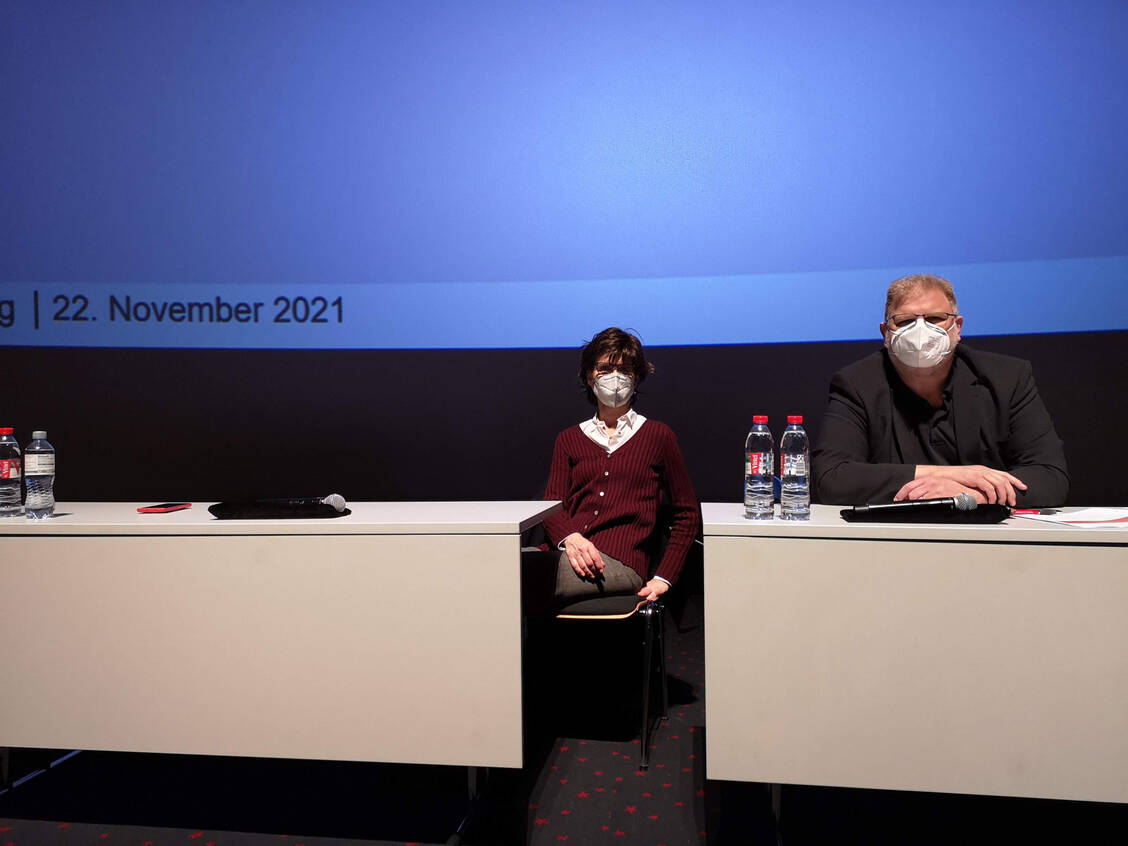 Mit ausreichend Abstand, 3G-Regel und Maskenpflicht fand am Montagabend die Versammlung der Apothekerkammer Hamburg statt. Auf dem Bild: Präsident Kai-Peter Siemsen und 1. Vizepräsidentin Petra Kolle / Foto: PZ/Hüttemann