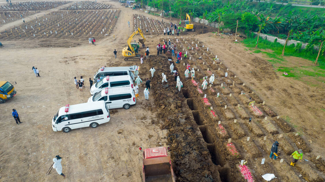 Die Pandemie hat bislang weltweit mindestens 6 Millionen Todesopfer gefordert. Hier der Rorotan-Friedhof für Covid-19-Verstorbene in Jakarta, Indonesien / Foto: Adobe Stock/syahrir