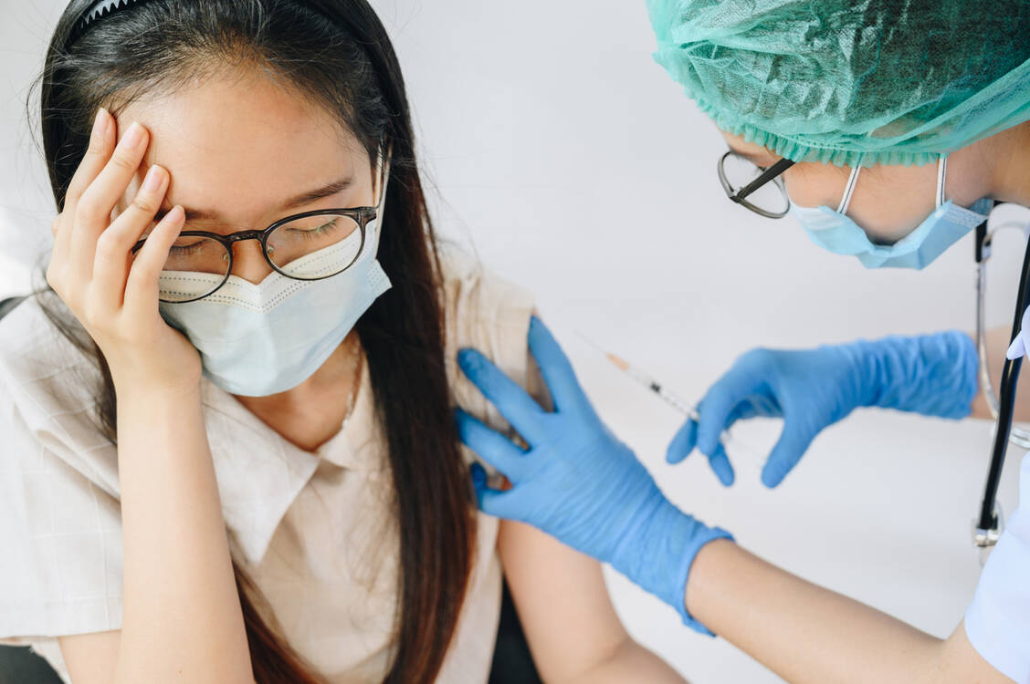 Kopfschmerzen und Müdigkeit traten auch bei vielen Studienteilnehmern im Placeboarm auf – hier ist ein großer Noceboeffekt zu vermuten. / Foto: Getty Images/Boy_Anupong