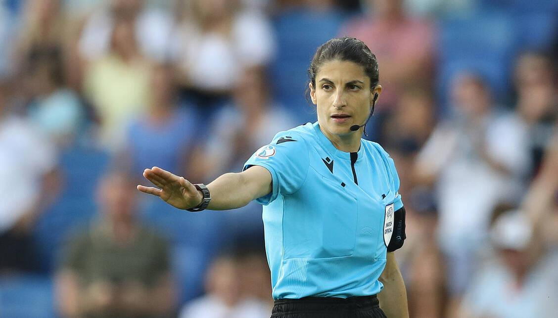 Schiedsrichterin bei der Fußball-EM der Frauen und Apothekerin in Zeiten der Coronavirus-Pandemie. Dieses Jahr war für Riem Hussein in beiden ihrer Disziplinen extrem intensiv. Hier bei ihrem Einsatz im Spiel England gegen Norwegen am 11. Juli 2022.  / Foto: Imago Images/Sportimage