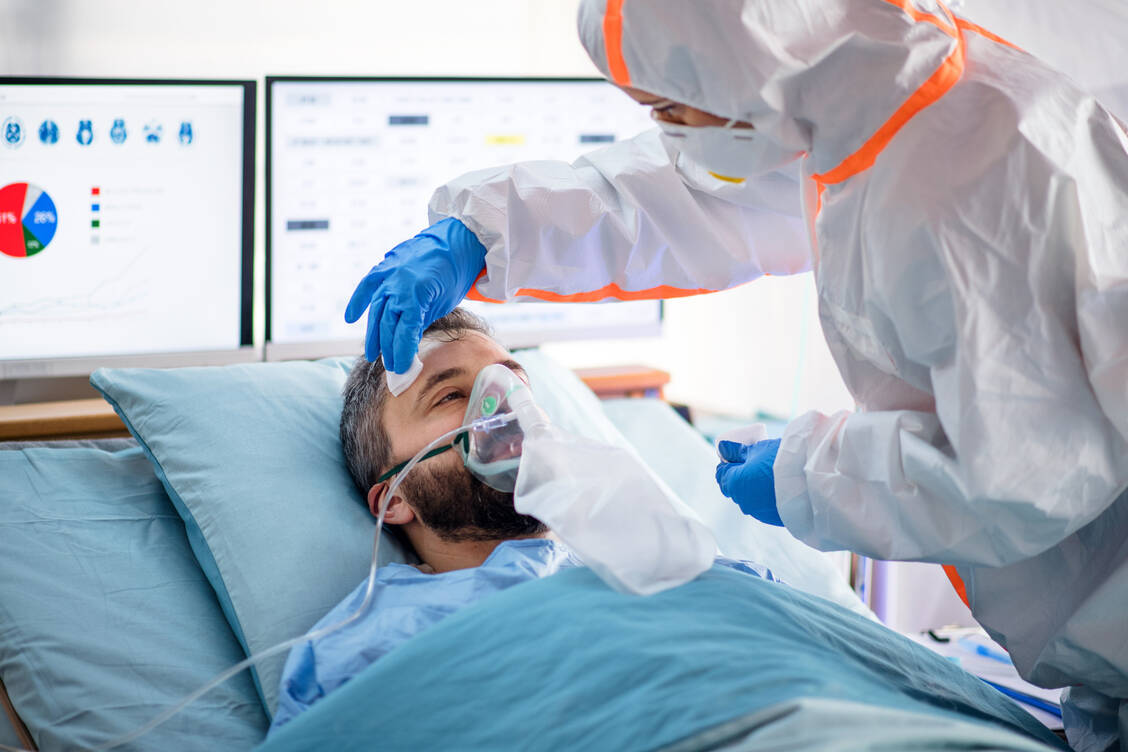 Eine ausführliche Leitlinie informiert, wie Covid-19-Patienten im Krankenhaus behandelt werden sollten. Nun wurde die Leitlinie erneut aktualisiert. / Foto: Adobe Stock/Halfpoint