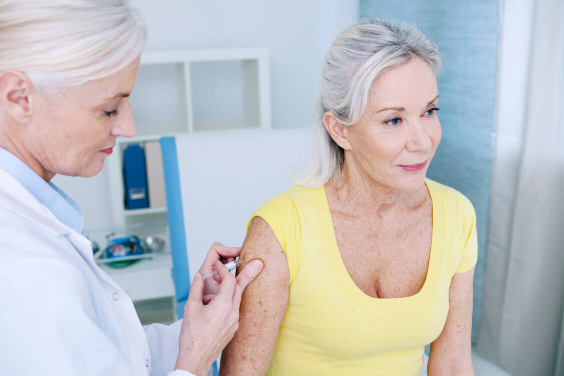 Um ab Beginn der Grippe-Saison geschützt zu sein, empfiehlt die STIKO, sich bereits ab Oktober gegen Influenza impfen zu lassen.  / Foto: Getty Images/BSIP/UIG