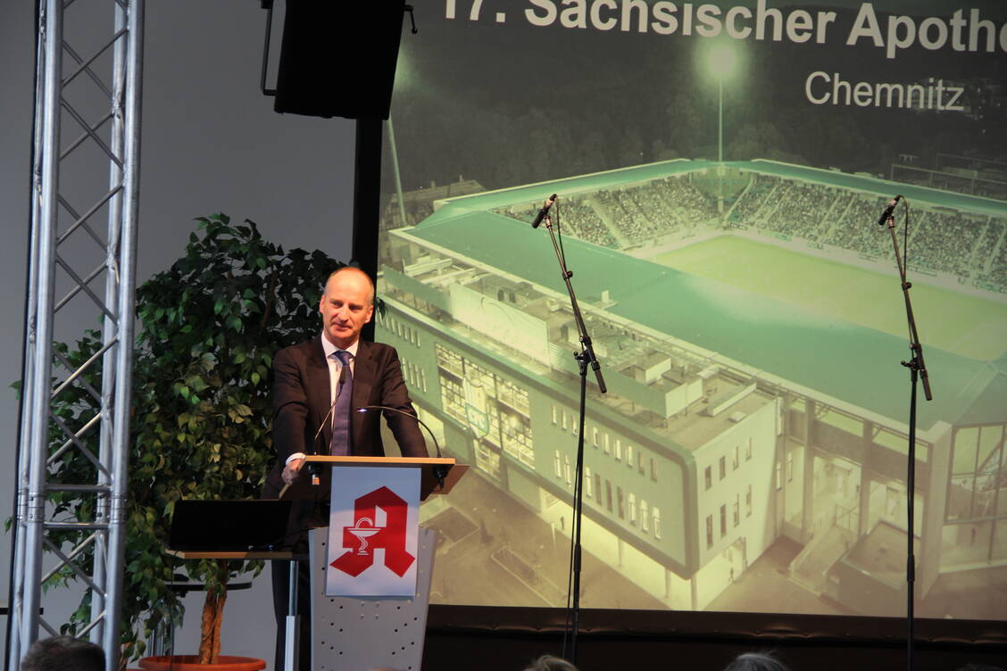 Der sächsische Kammerpräsident Friedemann Schmidt eröffnete den Apothekertag im Stadion Chemnitz.  / Foto: SLAK/SAV