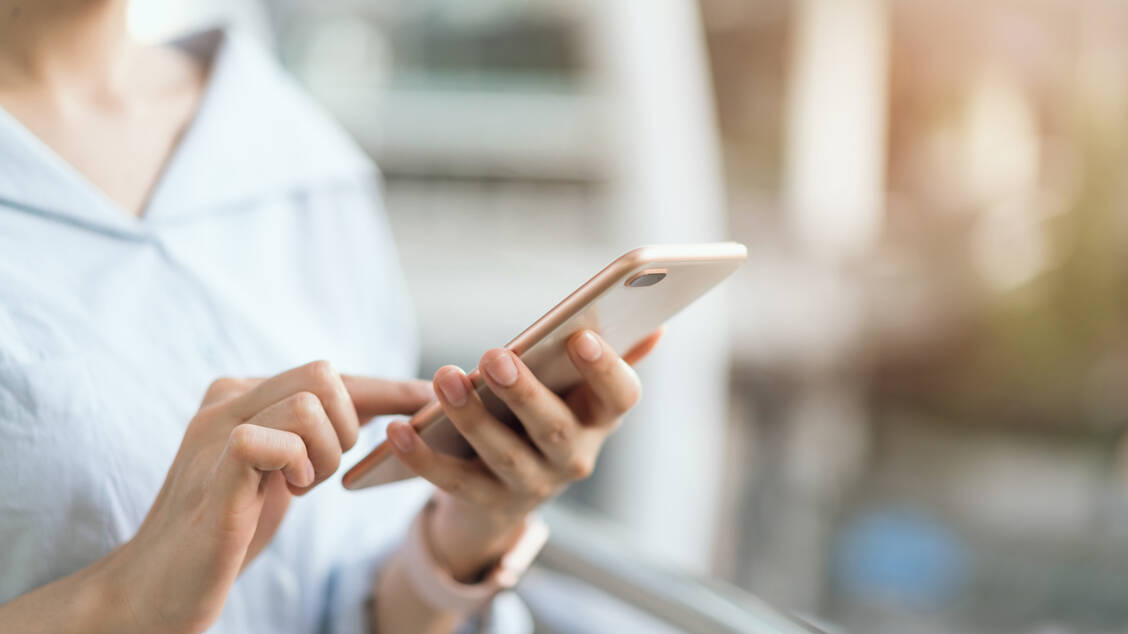 Die Gesetzgebung soll ihre Vorgaben an die Arzneimittelwerbung hinsichtlich  Social Media anpassen, fordert der DAT. / Foto: Adobe Stock/sitthiphong