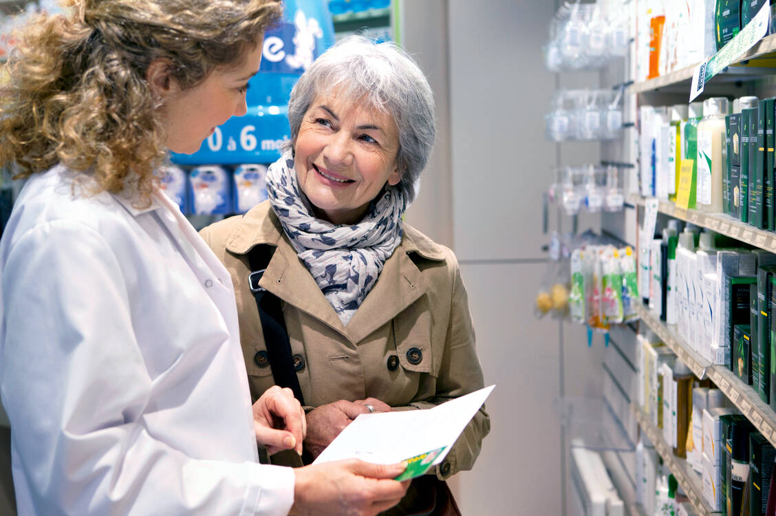 Apotheker beraten »mit Wissen und Feingefühl«. / Foto: Your_Photo_Today
