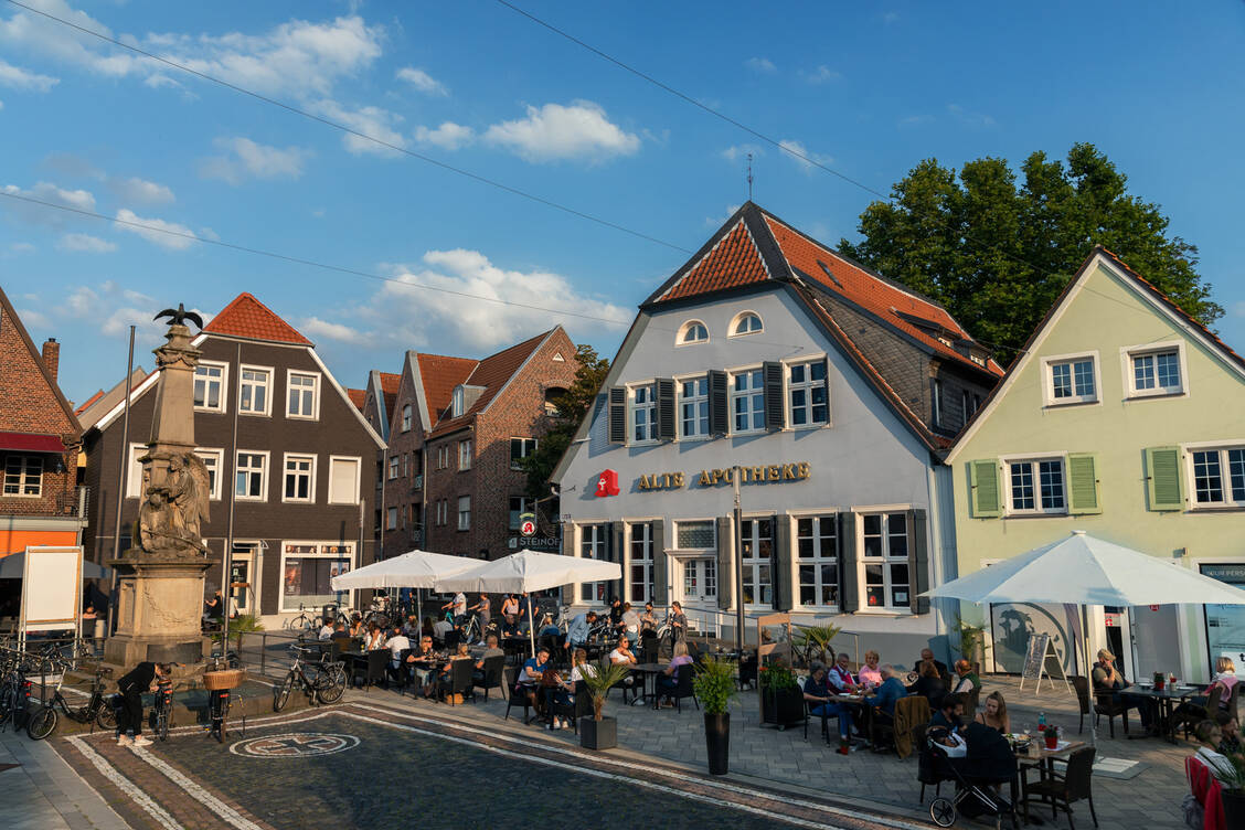 Viele Offizinen auf dem Land müssen schließen. Was sich ändern muss, um den Trend aufzuhalten, war Thema einer virtuellen Diskussionsrunde der Friedrich-Naumann-Stiftung. / © ABDA