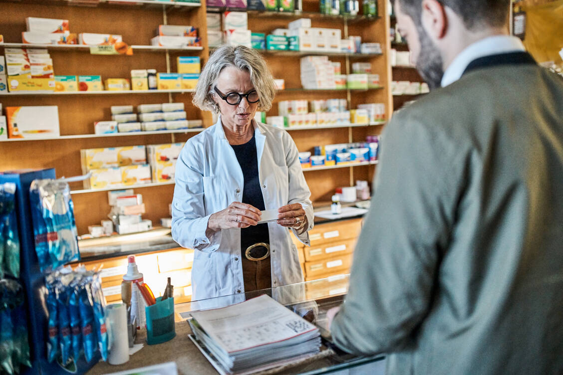 Die Apothekerin des Vertrauens kann eine fachliche Einschätzung vornehmen, ob angepriesene Nahrungsergänzungsmittel sicher und plausibel sind. / © Getty Images/Portra