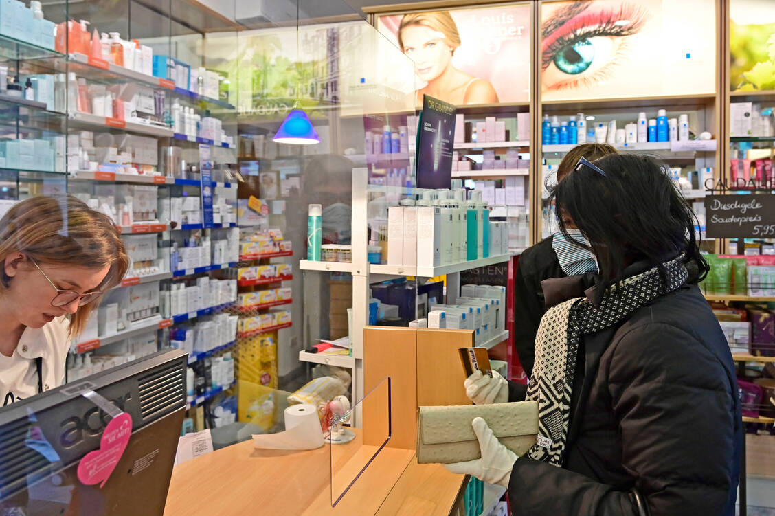 In den meisten Apotheken wurden bereits zusätzliche Arbeitsschutzmaßnahmen wegen der Coronavirus-Pandemie getroffen. Auch die Arbeitsbelastung hat sich laut Adexa-Umfrage für die meisten der befragten Apothekenmitarbeiter deutlich erhöht.  / Foto: imago/Ralph Lueger