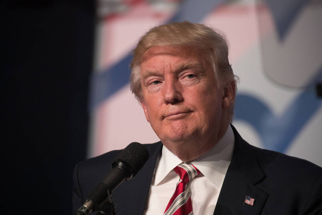 US-Präsident Donald Trump könnte weitere Zölle auf einzelne Branchen verhängen - etwa auf die Pharmabranche. / © IMAGO/Newscom World