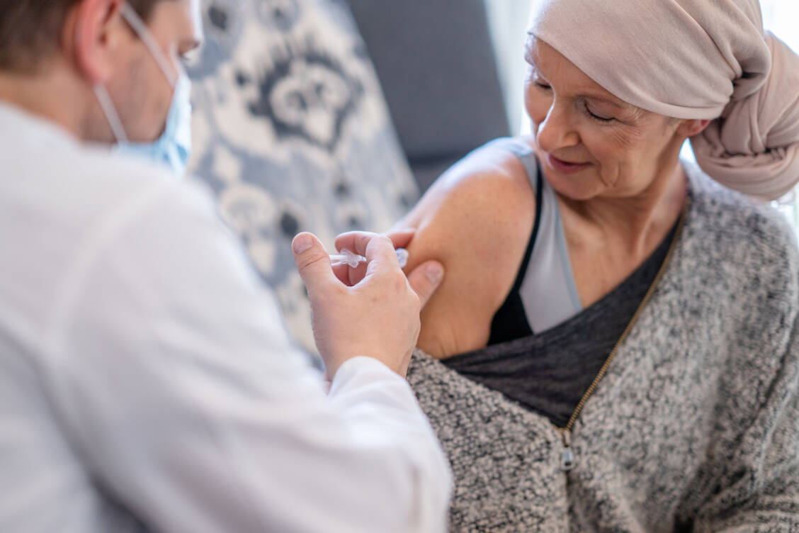 Zu therapeutischen Krebsimpfstoffen wird derzeit sehr viel geforscht.  / © Getty Images/	FatCamera