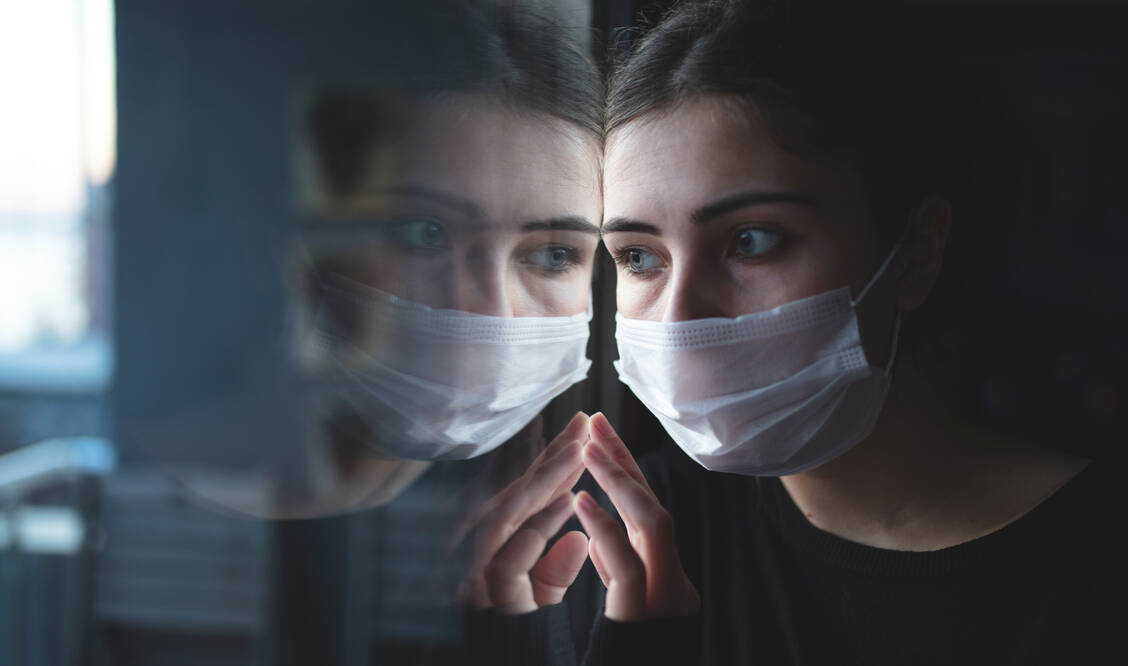 Die Lebenszufriedenheit und das Erleben positiver Gefühle nahm (kaum verwunderlich) in den Monaten der meisten Einschränkungen bei vielen Menschen ab. / Foto: Getty Images/Xesai