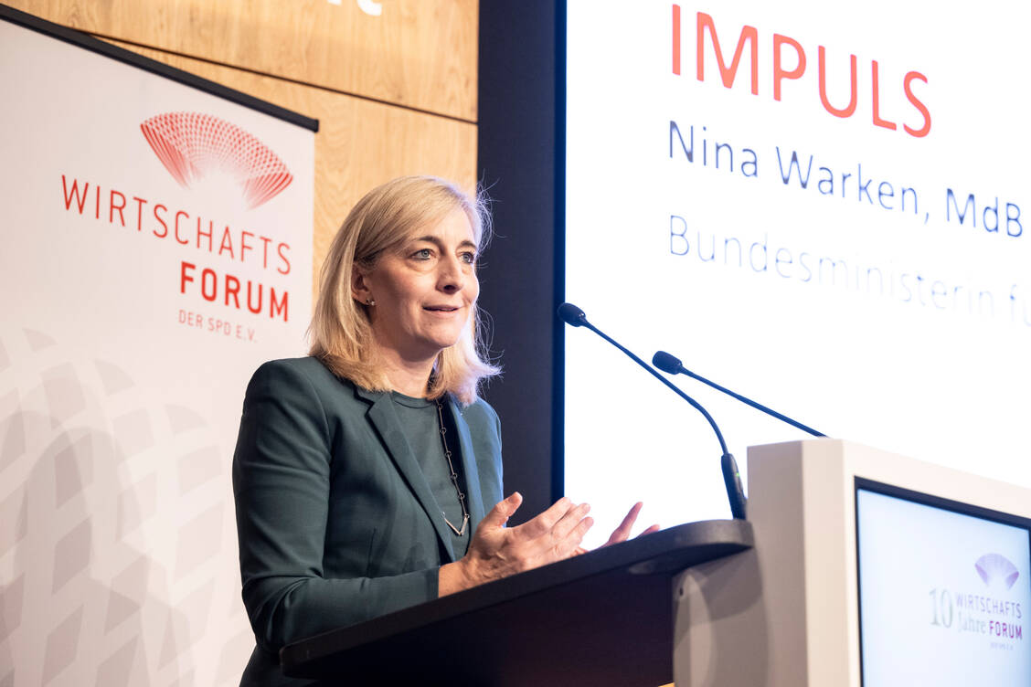Bundesgesundheitsministerin Nina Warken (CDU) bei der »Gesundheitswirtschaftskonferenz« des Wirtschaftsforums der SPD in Berlin. / © Wirtschaftsforum der SPD / Marco Urban