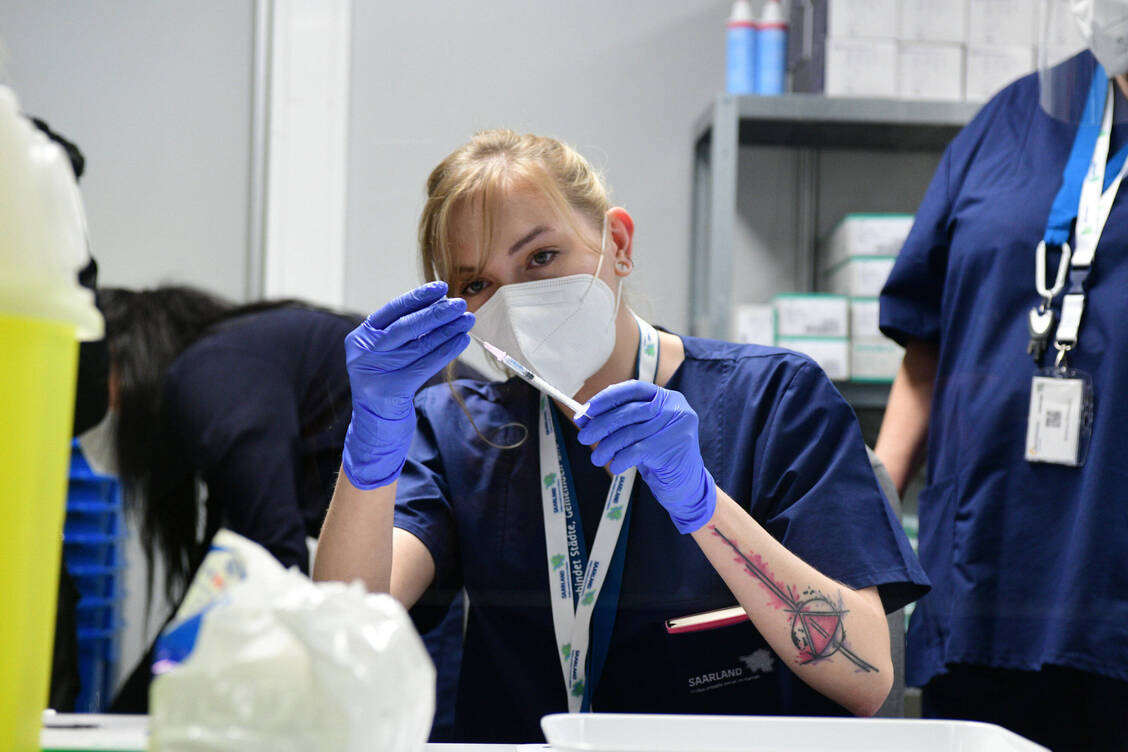Das Aufziehen einer sechsten Impfdosis des verdünnten Comirnaty-Impfstoffs ist für Fachkräfte wie hier im Impfzentrum Saarbrücken möglich. / Foto: imago images/Becker&Bredel