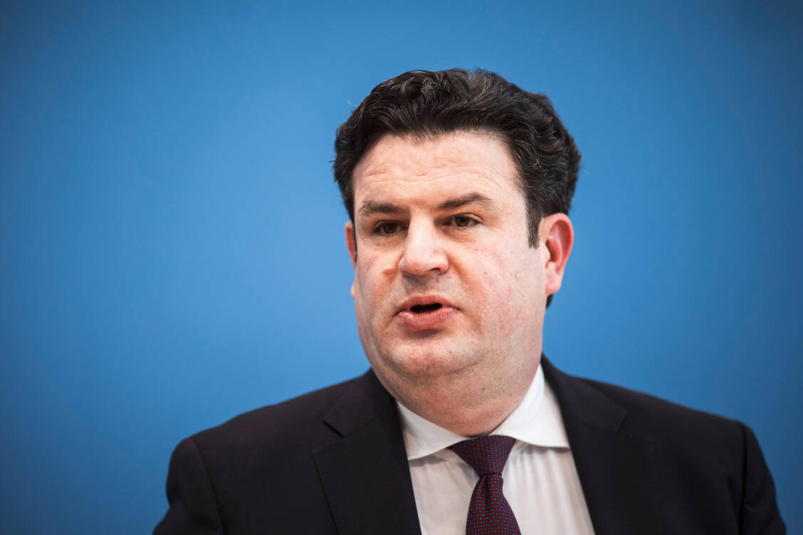 Der Bundesminister für Arbeit und Soziales, Hubertus Heil (SPD), will eine Testpflicht für Unternehmen einführen. Arbeitgeber müssten ihren Beschäftigten regelmäßig Coronavirus-Tests anbieten. / Foto: imago images/photothek