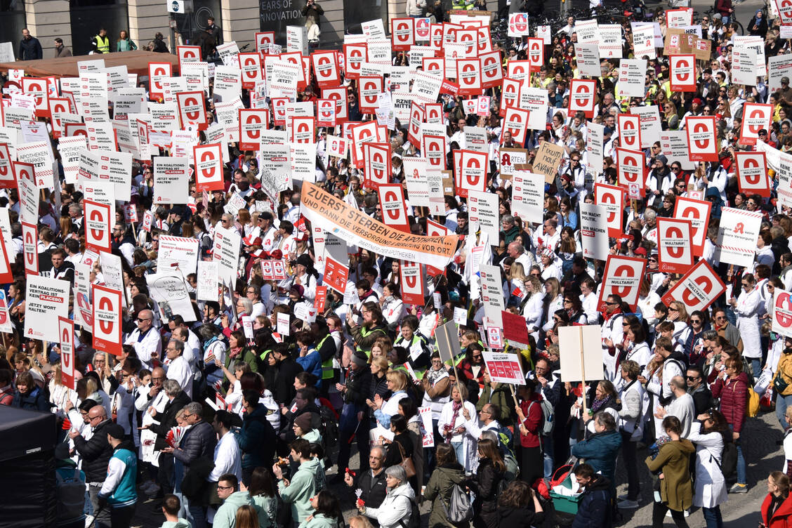 Auf dem Münchner Odeonsplatz versammelten sich zahlreiche Apothekenteams. / © BAV