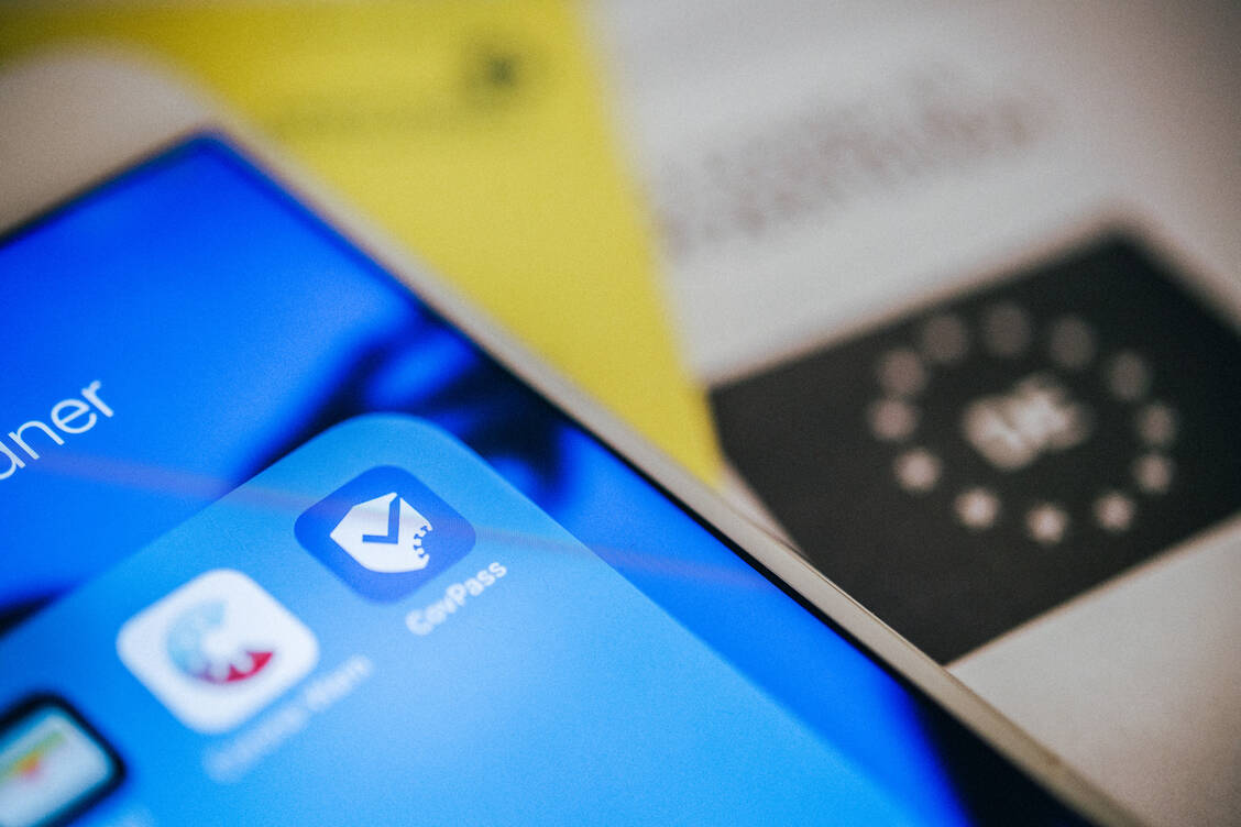 Bereits in wenigen Tagen sollen Apotheken elektronische Genesenennachweise für genesene Personen ohne Impfung ausstellen können. Diese können in der Corona-Warn-App oder CovPass-App gespeichert werden. / Foto: picture alliance / dpa-tmn | Zacharie Scheurer