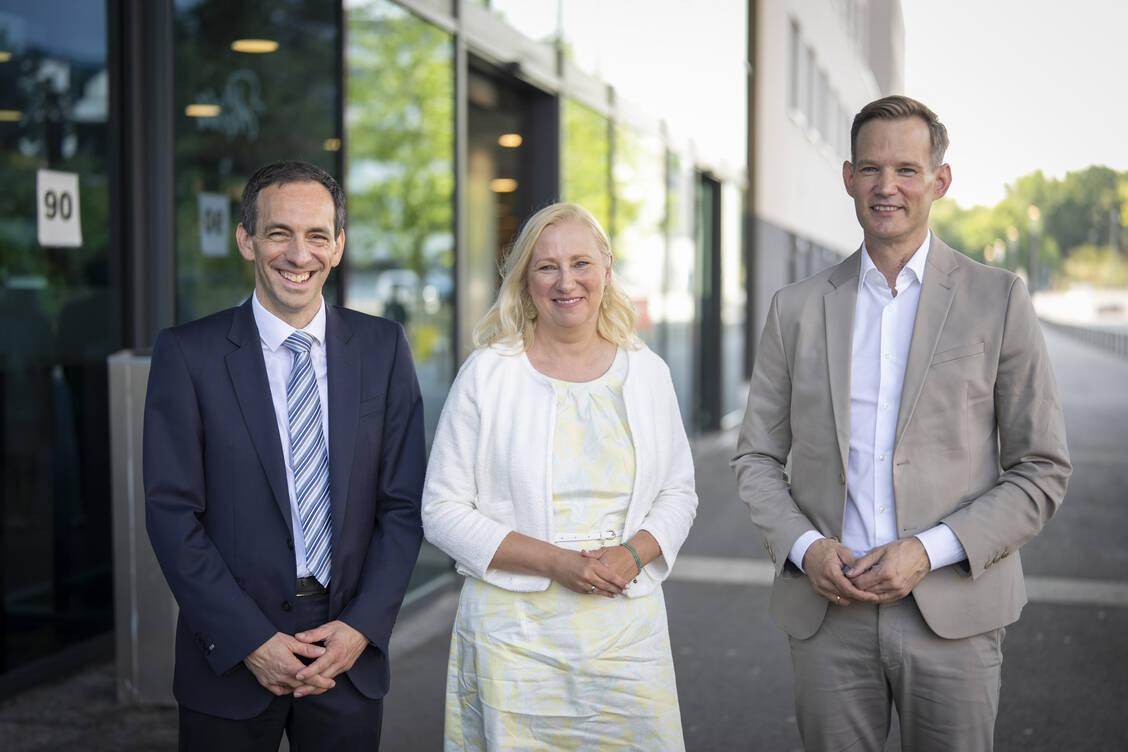 (v.l.n.r.) Helios-CEO Christian Pawlu, Diana Stolz (CDU), hessische Gesundheitsministerin, und Hendrik Streeck (CDU), Beauftragter der Bundesregierung für Sucht- und Drogenfragen. / © Tim Wegner