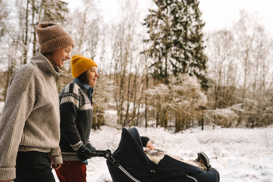Weniger Stress, dafür mehr Zeit mit Familie und Freunden verbringen – das sind die häufigsten Vorsätze der Deutschen für 2022. Das klappt am besten draußen in der Natur. / Foto: Getty Images/Maskot