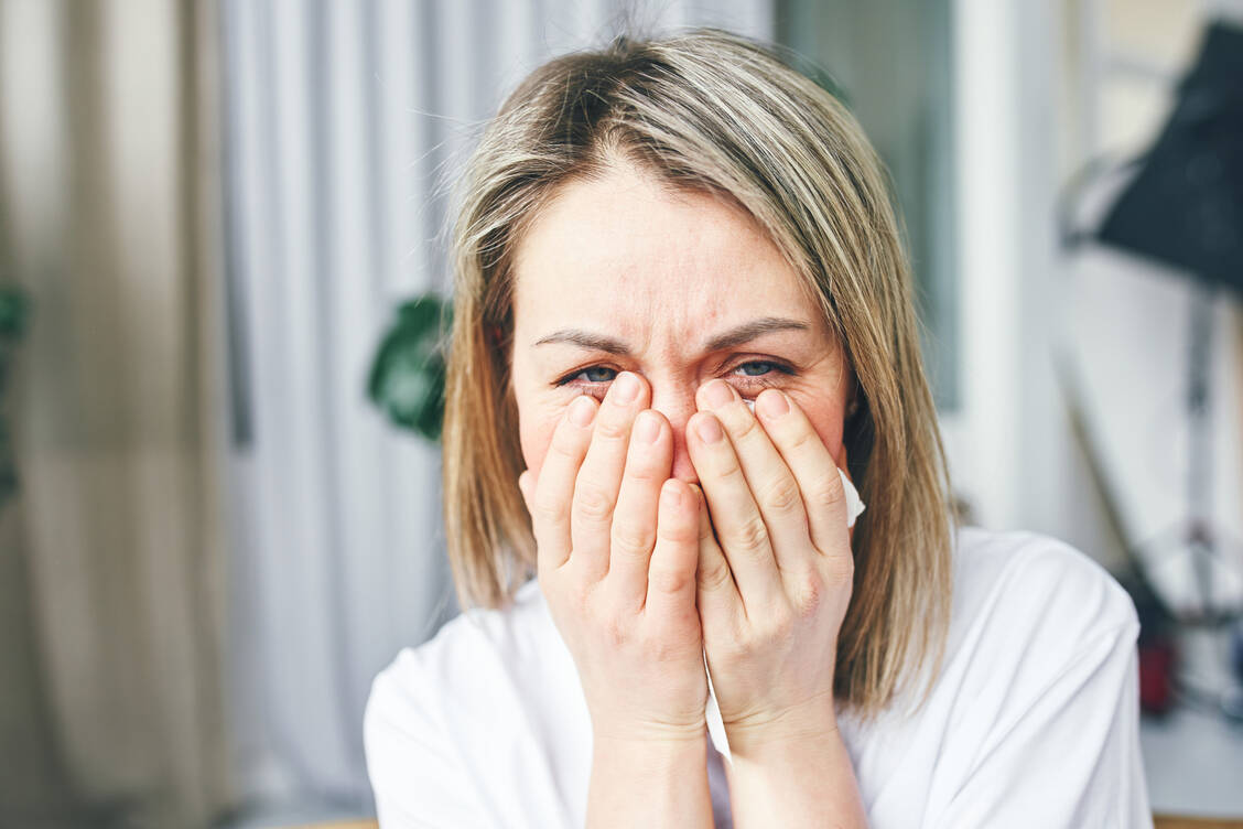 Einsamkeit, Machtlosigkeit, Überforderung, Harmonie und Medienkonsum sind laut Forschenden die fünf häufigsten emotionalen Gründe, warum wir weinen. / Foto: Getty Images/Ekaterina Goncharova