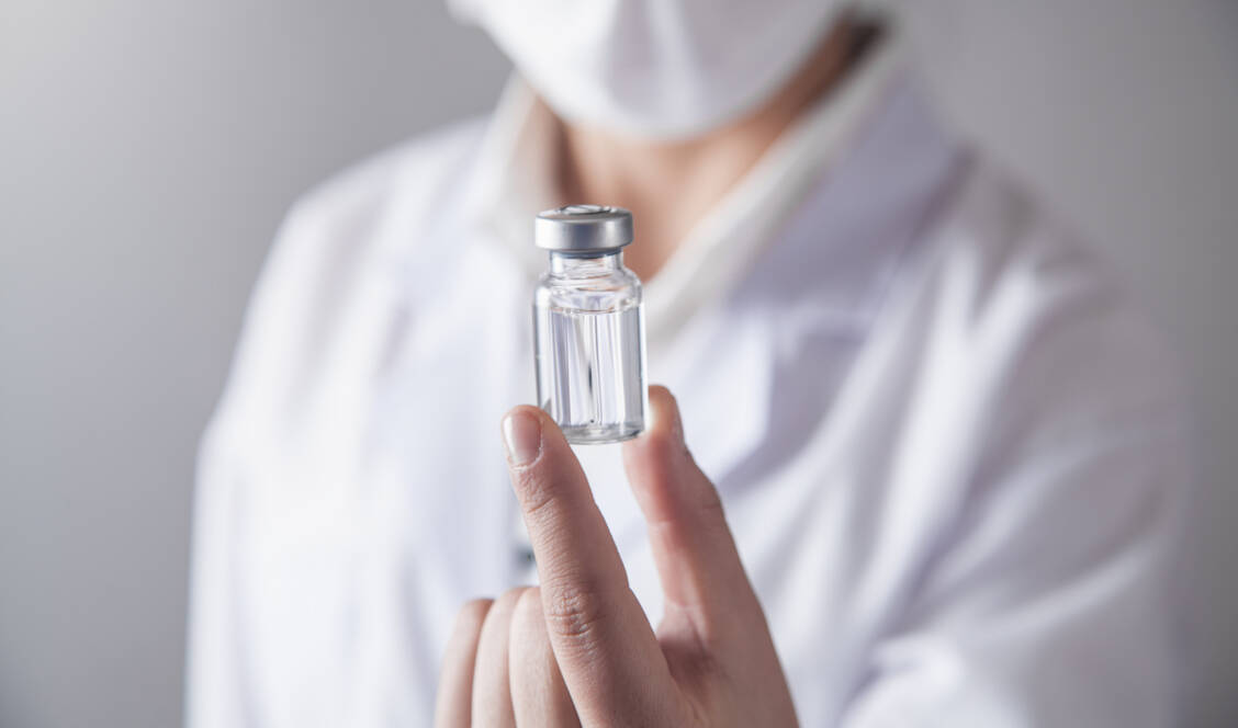 Die ersten beiden angepassten bivalenten Covid-19-Impfstoffe von Biontech/Pfizer und Moderna sind zur Zulassung in der EU empfohlen worden. / Foto: Adobe Stock/andranik123