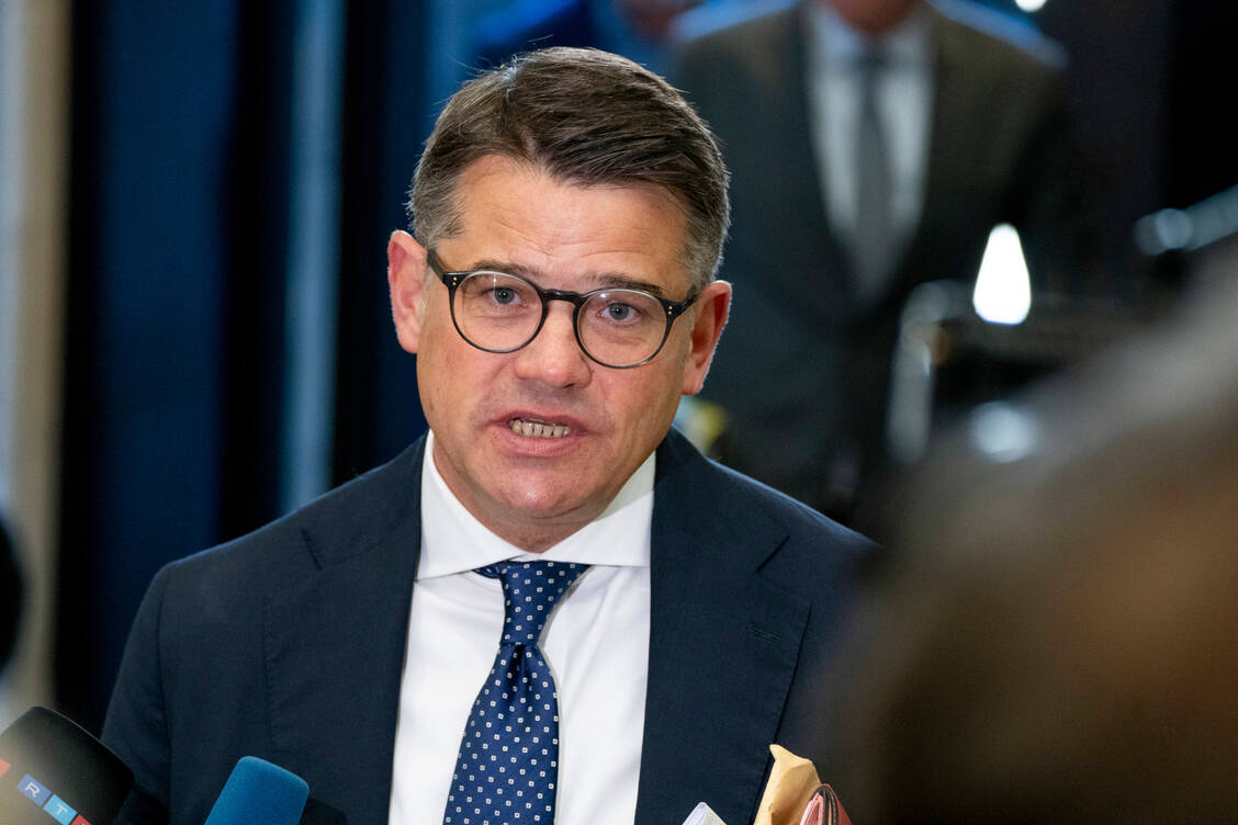 Hessens Ministerpräsident Boris Rhein will vermeiden, dass die Pharmaindustrie vom GKV-Finanzstabilisierungsgesetz zu sehr belastet wird. / Foto: IMAGO/Chris Emil Janßen
