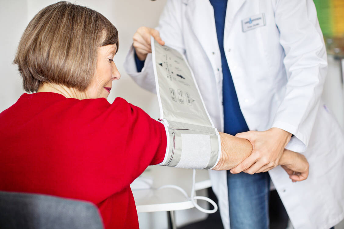 Ein neues Modul im Verbändeportal soll Apothekenteams erleichtern, pharmazeutische Dienstleistungen wie die Risikoerfassung bei Bluthochdruck-Patienten anzubieten. / Foto: Getty Images/alvarez