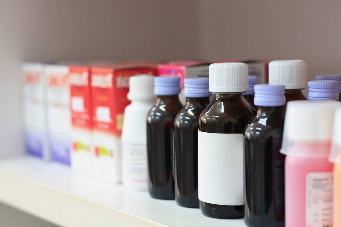 Die WHO ruft Behörden, Hersteller, Distributeure und Apotheken auf, verschärft auf Fälschungen und Verunreinigungen bei Arzneimittel zu achten (Symbolbild). / Foto: Getty Images/Kwangmoozaa