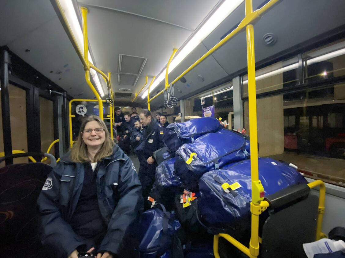 Apothekerin Dr. Petra Nolte war auch zuvor schon für AoG in Katastrophengebieten im Einsatz – hier im Flughafenbus mit Ausrüstung des Partners Navis. / Foto: Apotheker ohne Grenzen